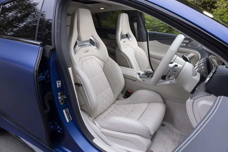 ダイヤモンドステッチ入りのフルレザーシートはオプションで選べる。ヘッドレストもサイドサポートもかなりの高さがある。