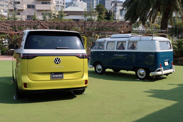 「フォルクスワーゲンID.Buzz」（写真左）と、その先祖にあたる「タイプ2」（第1世代モデル）。