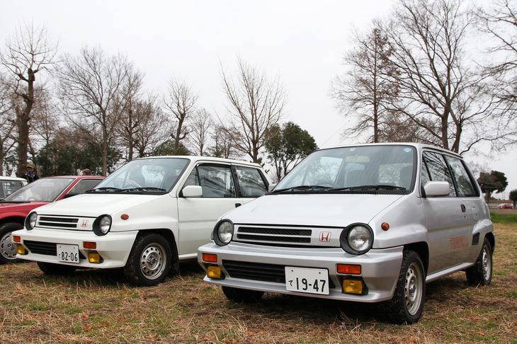 1983年に追加された「ターボII」。“ブルドッグ”の愛称で呼ばれた、ブリスターフェンダーなどで迫力を増したボディーに、空冷インタークーラー付きターボを備えた1.2リッター直4 SOHCエンジンを積んだベビーギャング。ボディーカラーはこの2色とメタリックブルーの計3色だった。