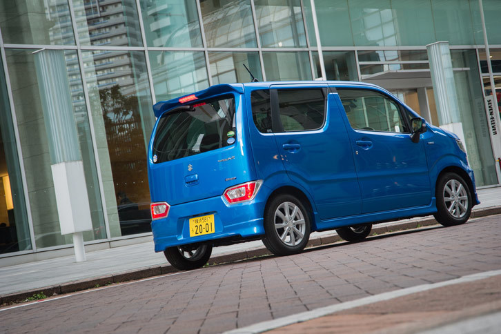 サイドビューでは台形のBピラーが大きな特徴。従来モデルはルーフラインが前傾した“前のめり”なスタイリングが特徴だったが、新型ではルーフは水平となった。