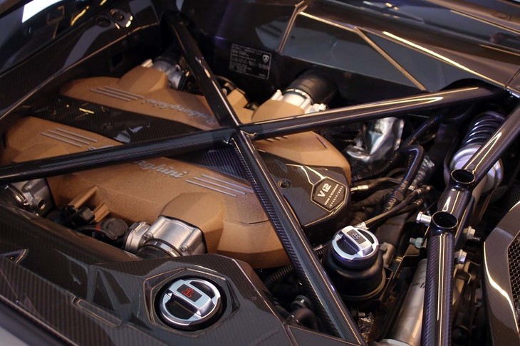 ランボルギーニ・アヴェンタドールLP780-4 Ultimae（自然吸気の6.5リッターV12エンジン）