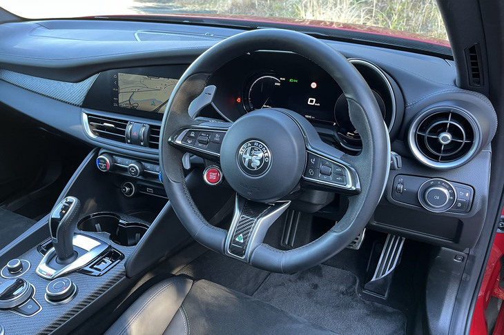 「ジュリア クアドリフォリオ」のコックピット。基本デザインはデビュー時から変わっていないが、12.3インチのデジタルクラスターメーターの搭載やインフォテインメントシステムの充実などでブラッシュアップされている。