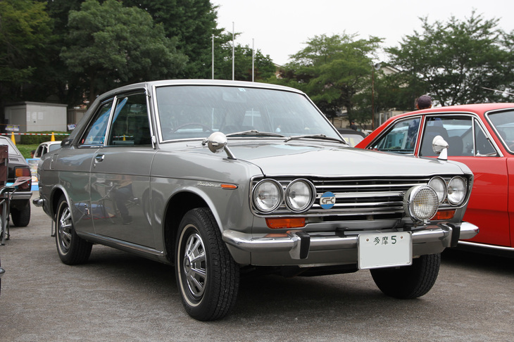 1968年「ダットサン・ブルーバード1600SSSクーペ」。型式名510こと3代目ブルーバードに追加設定された、シリーズ初の2ドアクーペの初期型。新車時からと思われる「多摩5」のシングルナンバー付きで、キャップ付きのスチールホイールも、（下げられていることが多い）車高もオリジナルのままだ。