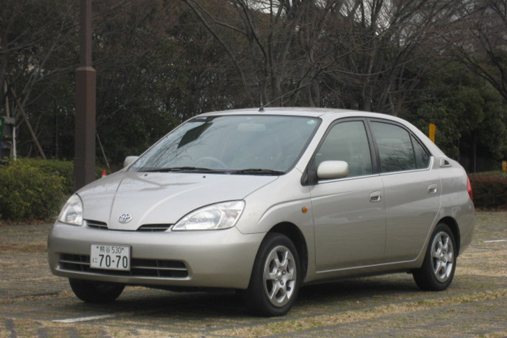 
	オークションにて43万円で落札当時の初代「プリウス」。高度に野暮天なルックスを誇った。
	