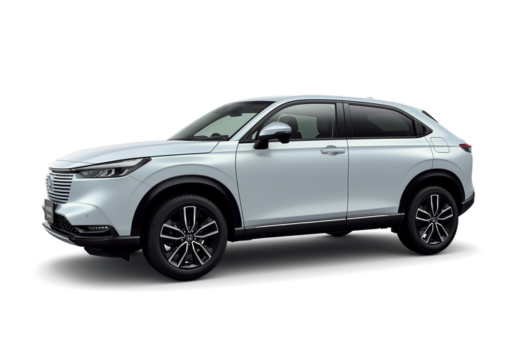 2021年4月に発売された2代目「ヴェゼル」。リアピラーを寝かせたクーペライクなスタイリングや、ボディー同色のグリルなどがエクステリアデザインの特徴となる。パワーユニットは、「WR-V」と同じ1.5リッター直4の純ガソリンエンジンと、2モーター式システムの「e：HEV」と呼ばれるハイブリッドの2本立て。