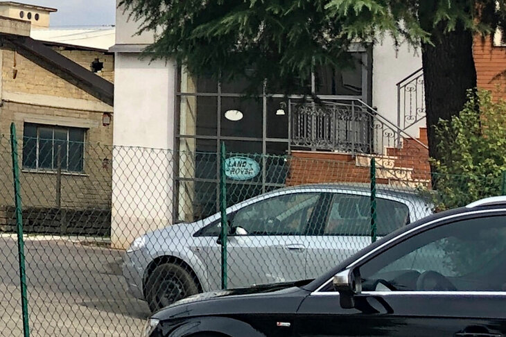 ガラス扉のステッカーからして、かつてランドローバーも扱っていたのだろう。