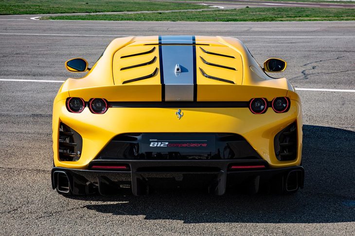 リアまわりでは、左右いっぱいに拡大されたディフューザーが特徴。排気との相乗効果も加味すると、従来型のリアディフューザーより35％高いダウンフォースを実現している。