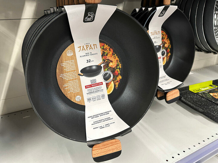 筆者が住むイタリアのスーパーマーケットで見つけた「なんちゃってメイド・イン・ジャパン」を。これは中華鍋。