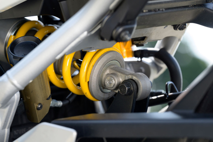 リアサスペンションでは、プリロードアジャスターをカム式（7段）からリモートコントローラー付きの油圧ダイヤル式（24段）に変更。また新たに圧縮の調整が可能となった。調整用のツールは、すべてシート下に収納される。