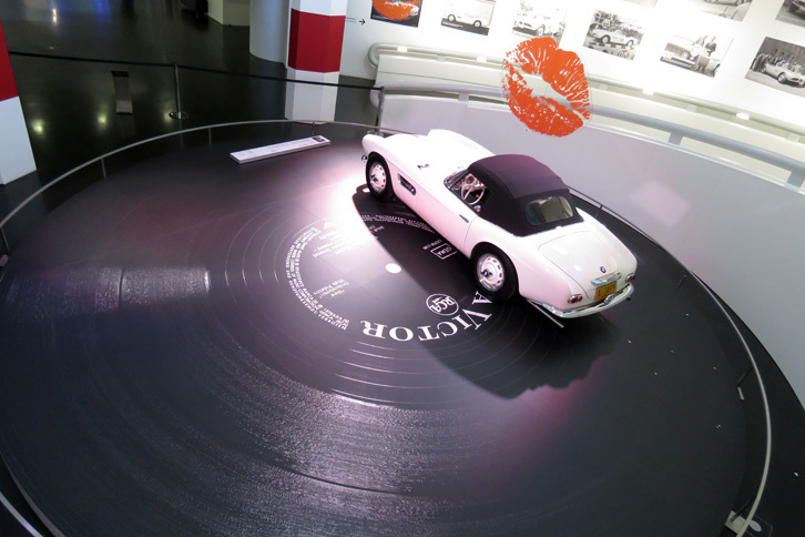 スロープの上から見下ろしてみると、エルビスの507はレコードの上に展示されていた。うーん。カッコイイ。