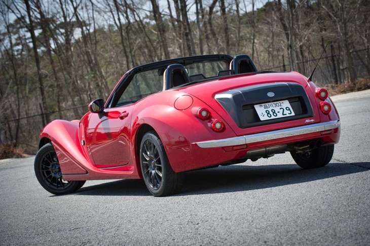 「ヒミコ」のリアビュー。往年のビンテージカーの外付けトランクをイメージしたという、立体的な形状のトランクリッドを特徴とする。