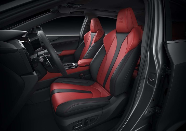 レクサスNX（“Fスポーツ”専用シート＜カラー：フレアレッド＞）