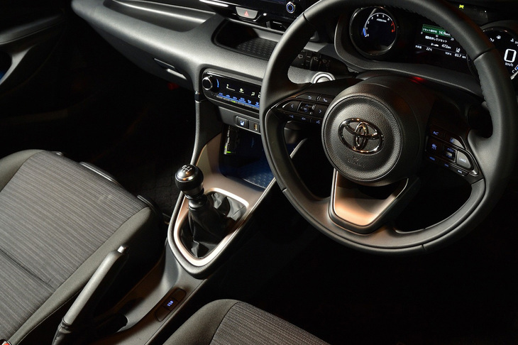 6段MTを搭載する「ヤリスX」のインテリア。ヤリスのインテリアは安っぽく質感もイマイチなれど、エクステリアは大いに個性的。デビュー当時は“わけあり毒虫”呼ばわりしていたが、あと数年たてば目が慣れるのだろうか。