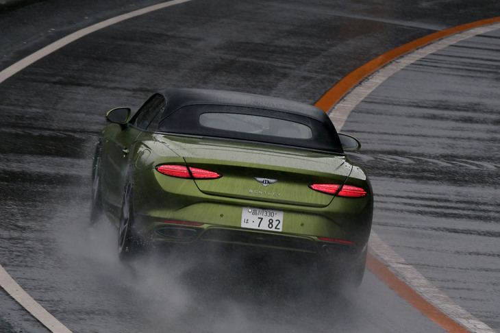 【ベントレー・コンチネンタルGTCスピードのスペック】
	ボディーサイズ：全長×全幅×全高＝4895×1966×1392mm／ホイールベース：2848mm／車重：2636kg／駆動方式：4WD／エンジン：4リッターV8 DOHC 32バルブ ツインターボ／トランスミッション：8段AT／エンジン最高出力：600PS（441kW）/6000rpm／エンジン最大トルク：800N・m（81.6kgf・m）/2000-4500rpm／モーター最高出力：190PS（140kW）／モーター最大トルク：450N・m（45.9kgf・m）／システム最高出力：782PS（575kW）／システム最大トルク：1000N・m（102.0kgf・m）／タイヤ：（前）275/35ZR22 104Y／（後）315/30ZR22 107Y（ピレリPゼロ）／燃費：10.6リッター/100km（約9.4km/リッター、WLTPモード）／価格：4312万円
	
	【取材時の燃費データ】
	テスト距離：326.6km（市街地1：高速道路7：山岳路2）／使用燃料：52.5リッター（ハイオクガソリン）／参考燃費：6.2km/リッター（満タン法）／7.8km/リッター（車載燃費計計測値）