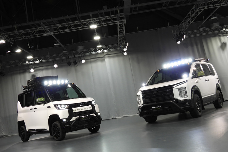 「三菱デリカD：5 CHAMONIX SNOW GEAR（シャモニースノーギア）」（写真向かって右）と「デリカミニCHAMONIX SNOW GEAR」（同左）。