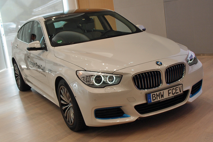 BMWによれば、FCVの普及には今後、「エネルギー密度を上げる」「大量生産で製造コストを下げる」「水素自体の価格を下げる」といった取り組みが必要。トヨタとは、車両の技術開発だけでなく、FCVを取り巻く環境整備においても協力していくという。