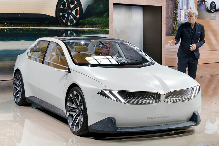 コンセプトモデルの「BMWビジョン ノイエクラッセ」と、BMWグループ全体のデザイン部門の総責任者である、エイドリアン・ファン・ホーイドンク ヘッド・オブBMWグループ・デザイン。