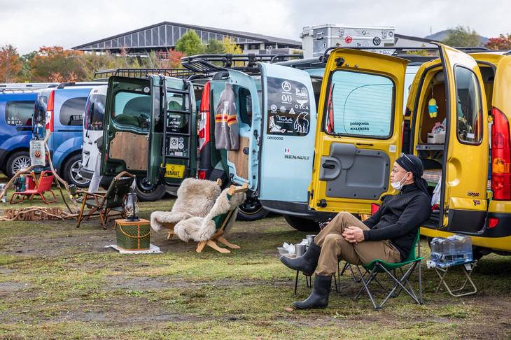 色とりどりの「カングー」が並んだカングーエリア1。参加者こだわりのアウトドアグッズを眺めているだけでも楽しい。