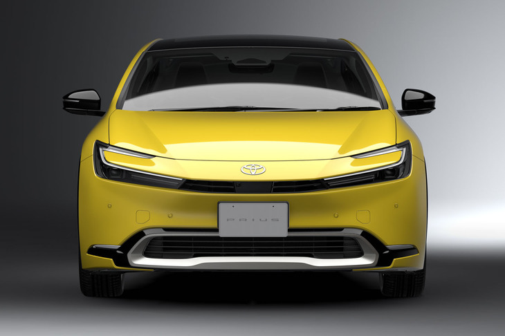 2022年11月16日にワールドプレミアされた新型「トヨタ・プリウス」。C字型のヘッドランプが個性を主張する。