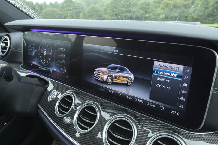 インストゥルメントパネルには、12.3インチのワイドディスプレイが2枚並ぶ。左ハンドル車の場合は、左（写真奥）がメーターパネルとして、右（同手前）がインフォテインメントシステム用に使われる。