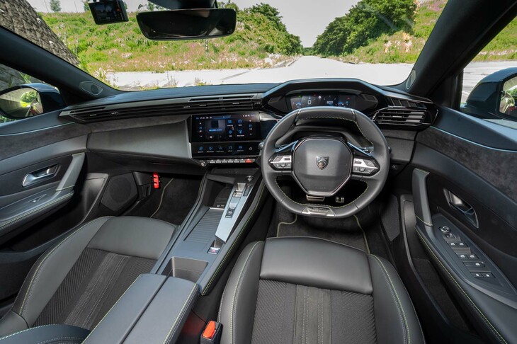 ステアリングホイールよりもメーターパネルを上にレイアウトしたプジョーならではの「iコックピット」。エアアウトレットをダッシュボードの一番上に直線的に並べたところがスマートだ。