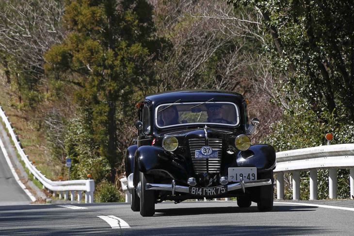 1949年「シトロエン・トラクシオン アヴァン11BL」。このトラクシオン アヴァン、なぜこんなアメリカ車みたいな顔つきなんだろう？　と思いきや、警察用車両なのだそうだ。無線を積むスペースを確保するためにマスクを変える必要があったとのこと。