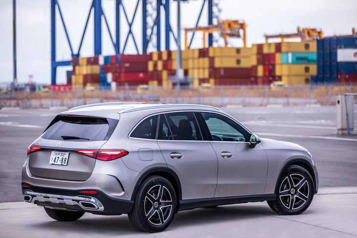 新型「GLC」の外板色は試乗車がまとっていた8万円の有償色「モハーベシルバー」を含む、「オブシディアンブラック」や「スペクトラルブルー」など全10色から選択できる。