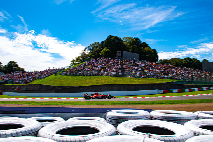 フェラーリのシャルル・ルクレール（写真）は4位でゴールした。前戦シンガポールGPでレッドブル＆フェルスタッペンの連勝を止めたフェラーリ。日本GP予選ではマクラーレンにも先行を許し、ルクレール4位、前戦ウィナーのカルロス・サインツJr.は6位と“3番目のチーム”だった。レースではポディウムには届かなかったが、コンストラクターズランキング2位を争うメルセデスとつばぜり合いを繰り広げ、ルクレールはハミルトンを押さえ切り、またサインツJr.はラッセルの前の6位でフィニッシュした。この戦績により、ランキング2位メルセデスと3位フェラーリとの差は24点から20点に縮まった。（Photo=Ferrari）