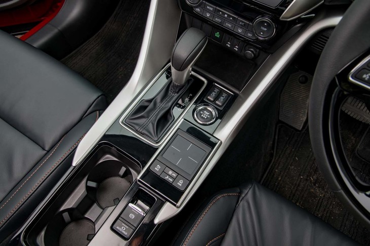 トランスミッションも「デリカD：5」と同じアイシン・エィ・ダブリュ製の8段AT。シフトセレクターの形はCVTを搭載するガソリンモデルと同じだ。