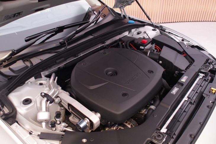 導入されるパワートレインは最高出力254ps、最大トルク350Nmを発生する2リッター直4ターボエンジンの1機種で、8段ATを組み合わせる。駆動方式は4WDのみとなる。
