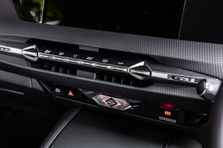 空調関連スイッチの下に、インテリアとの調和を崩さぬようデザインされた薄型のエアコン吹き出し口を配置。エンジンのスタート／ストップスイッチにも“クル・ド・パリ”と呼ばれる文様が用いられている。