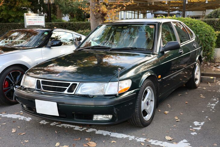 「サーブ9-3」は、「900」シリーズの2世代目モデルのマイナーチェンジ版。名称変更を受けながらも、サーブ伝統の濃い味つけをしっかりと受け継いでいるモデルだ。初代900と比べると、スマートなデザインとなったのも特徴的なところ。