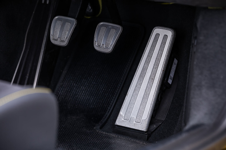 ポルシェ伝統の、いわゆるオルガン式アクセルペダルを採用。右ハンドル仕様でもペダルレイアウトに違和感はなかった。写真のアルミニウムフットペダルは3万9815円のオプションアイテム。