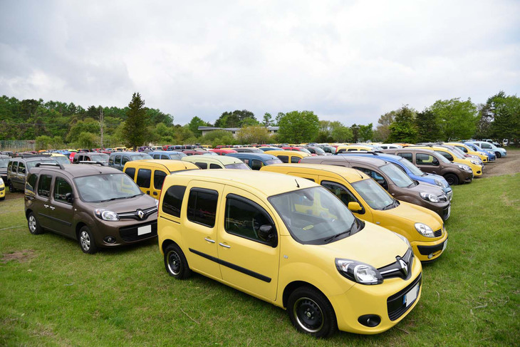 かつては「原っぱ」と「広っぱ」の2カ所がメインの「カングー」エリアで、サブエリアともいえたカングーエリア3も、今やメイン会場へ昇格！ ここまで満杯になるほどのカングーが集結。その他のクルマ用となる参加者駐車場にも、カングーが浸食しているのはもちろんのこと、カングー以外のルノー車や他ブランド車で溢（あふ）れかえるほど。今や「カングー ジャンボリー」も一大クルマイベントへと発展を遂げている。