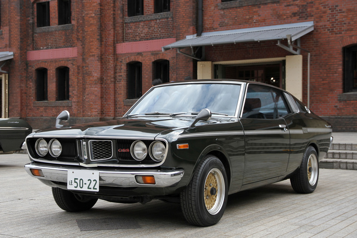 「トヨペット・コロナ マークIIハードトップ2000GSS」。1972年にデビューした2代目マークIIの、2リッター直4 DOHCエンジンを積んだホットグレード。ライバルだった2代目「日産ローレル」や4代目「日産スカイライン」（ケンメリ）と同様、スタイリングはモパー（クライスラー）のマッスルカーを縮小したような雰囲気だ。