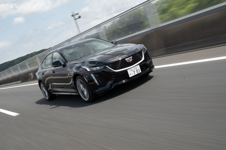 駆動方式はグレードによって異なり、「プラチナム」はFR、「スポーツ」はフルタイム4WDとなる。