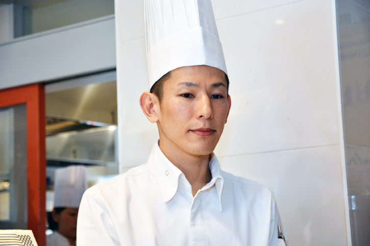 5度にわたり最優秀賞を受賞してきた強豪、有磯海SA（下り）の料理担当者を務める麻生貴司さん。
