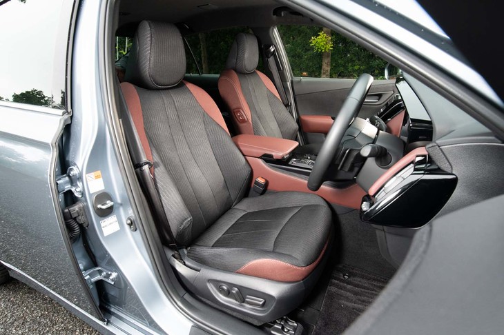 テストした「クラウン2.5 G」ではファブリックシートが標準。レザーシートはベンチレーション機能などとのセットオプション（30万5800円）にて提供される。