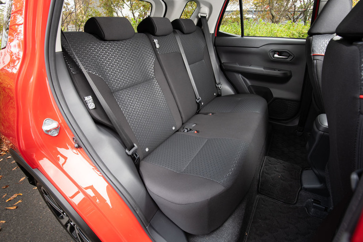 2段階のリクライニング機構を備えた後席。前後席間距離が900mｍもあるだけに、足元のスペースにはゆとりがある。