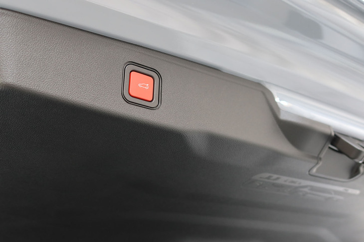 ジープ・アベンジャー4xeハイブリッド（バックドアのクローズスイッチ）