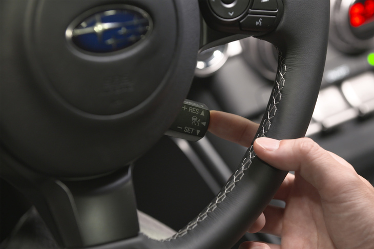 追従機能付きクルーズコントロールは、車速35km/h以上から操作が可能。25km/h以下になったらシステムは自動でキャンセルされる。これは「BRZ」のエンジンが、ギアが6速に入っていても25km/hまでならストールしない設定となっているからだ。