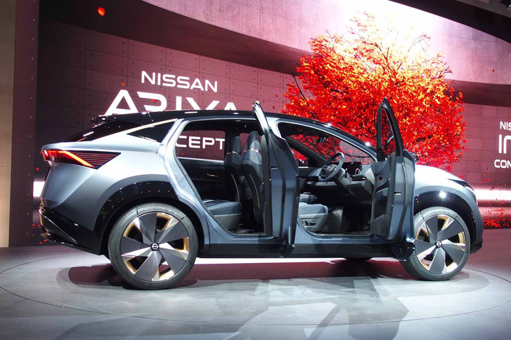 「ニッサン アリア コンセプト」ではクーペライクなルーフラインや21インチの大径ホイールなど、スタイリッシュなエクステリアデザインが採用されている。