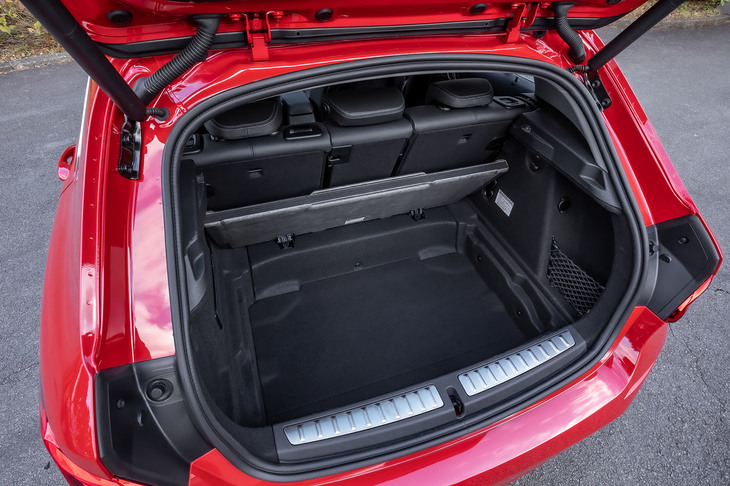 荷室床下にはフラットなサブトランクが備わる。通常使用時の荷室容量は、先代モデルよりも20リッター多い380リッター。