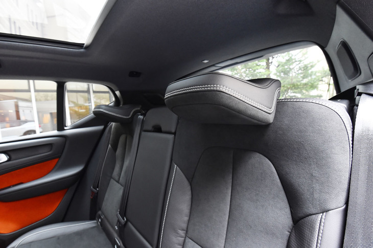 後席のヘッドレストは可倒式。乗員がいない場合は写真のように畳むことで、ドライバーの後方視界を確保する。