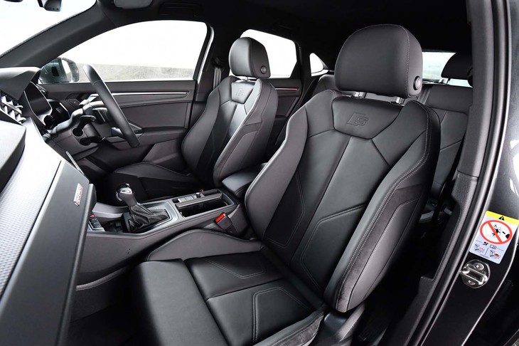オプション「プラスパッケージ」を選択した試乗車には、パーシャルレザーのスポーツシート（写真）が装着される。標準車の表皮はスプリントクロス×人工皮革。