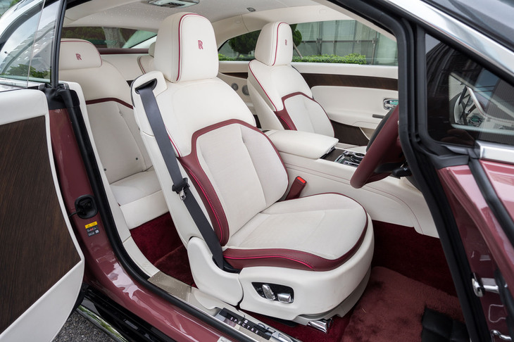 2枚のドアは前開き式で、手が届かなくとも電動で開閉が可能。車内空間はご覧のとおりの上質さで、フロアには土足で上がるのがはばかられるような深い起毛のカーペットが敷かれていた。