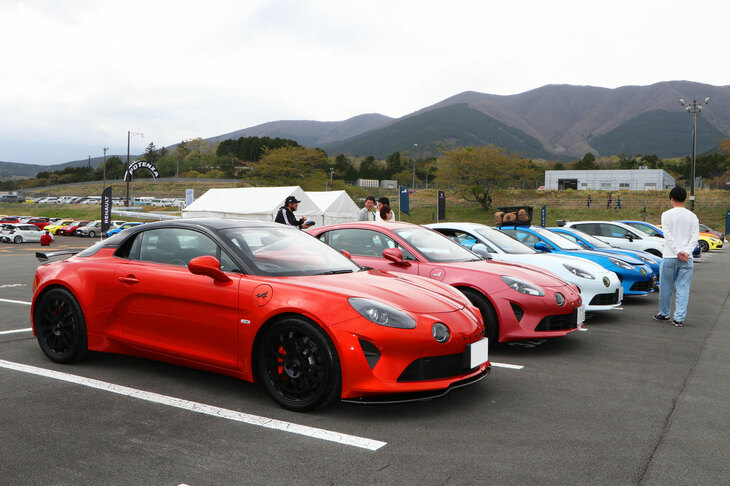 イベント恒例の「RENAULT・ALPINE DAY in MFF」も開催。多種多様なルノー車が集まった。アルピーヌは、最新の「A110」が中心とはいえ、オーナーこだわりのカラーをまとったモデルも多く、見ごたえも十分。このほかレーシングコースを使ったサーキット走行会やパレードランも実施された。