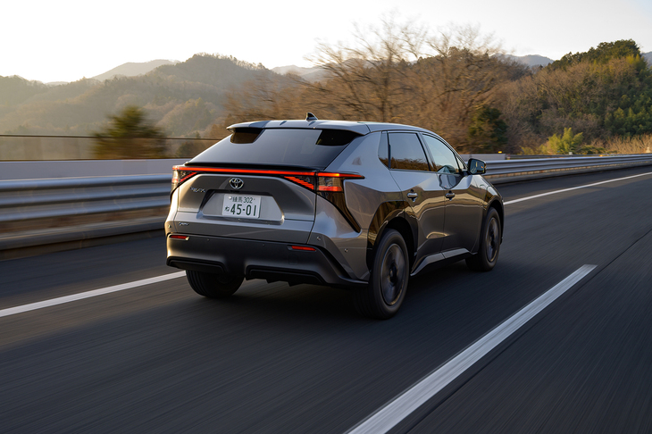 フロントに積まれる駆動用モーターは最高出力227PS、最大トルク268N・mを発生。数値的には平凡ながら十分に力強く、何よりも微妙な速度コントロールのしやすさが際立っている。