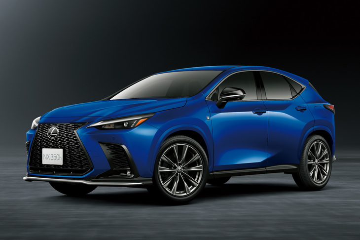 「Fスポーツ」は他グレードとは異なる外装も特徴。前後バンパーに高輝度シルバーの装飾が追加されるほか、フロントグリルがメッシュタイプとなる。