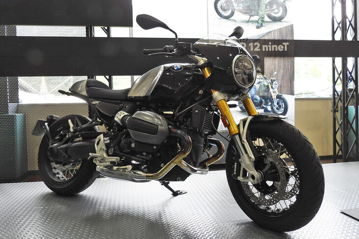 奥にはカスタムバイクのベースとなった「R12」シリーズの展示も。こちらはスタンダードなロードスポーツの「R12 nineT」。
